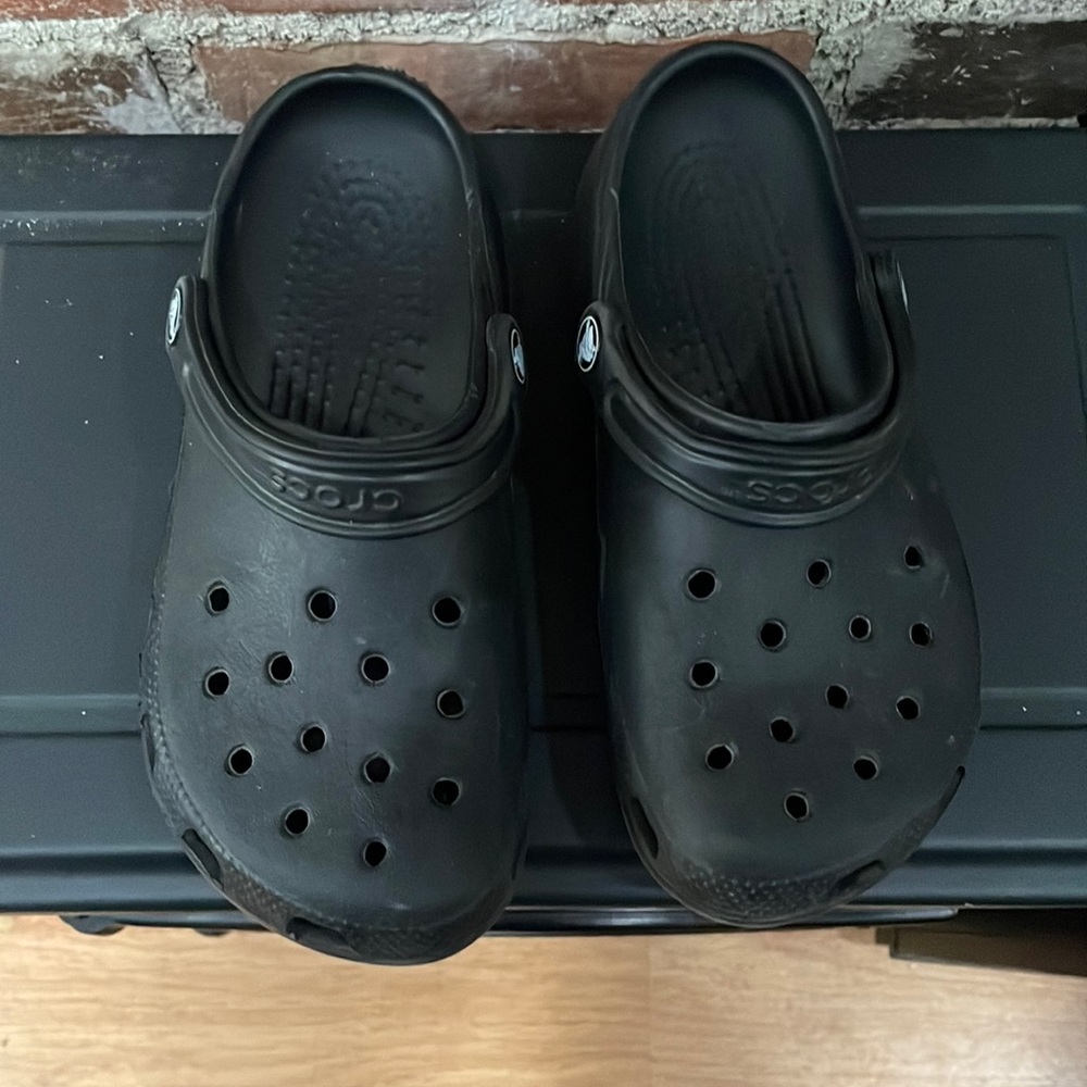 Black Women’s Size 7 Crocs
